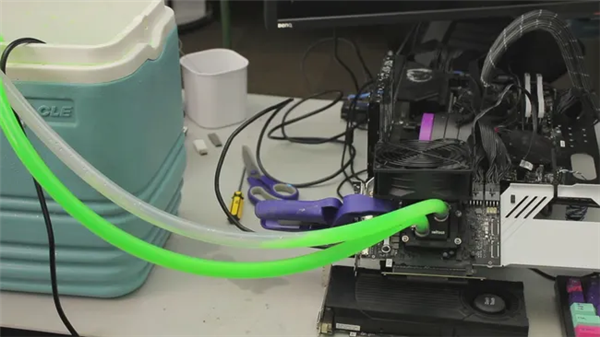 Intel B580用汽车防冻液降温超频：-17℃创新世界记录！性能提升16%