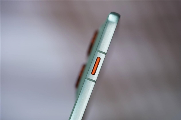 5.99mm超薄机身！联想moto X70 Air图赏