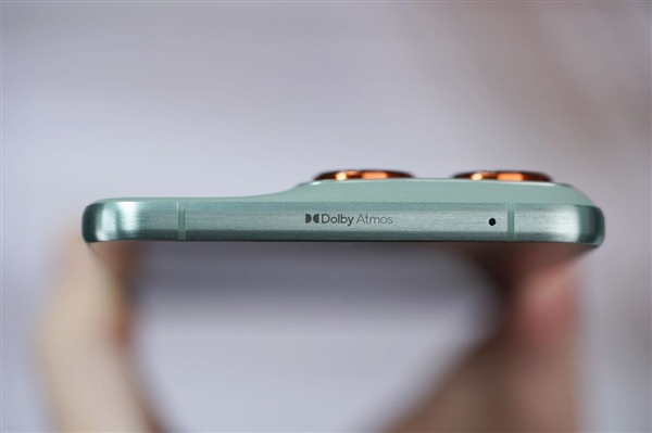 5.99mm超薄机身！联想moto X70 Air图赏