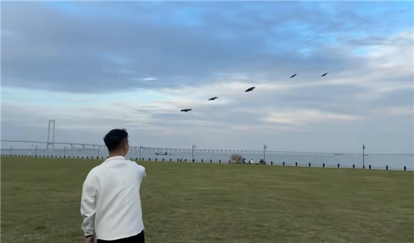 男子单手操控5台大疆无人机 指哪打哪 网友:科技修仙