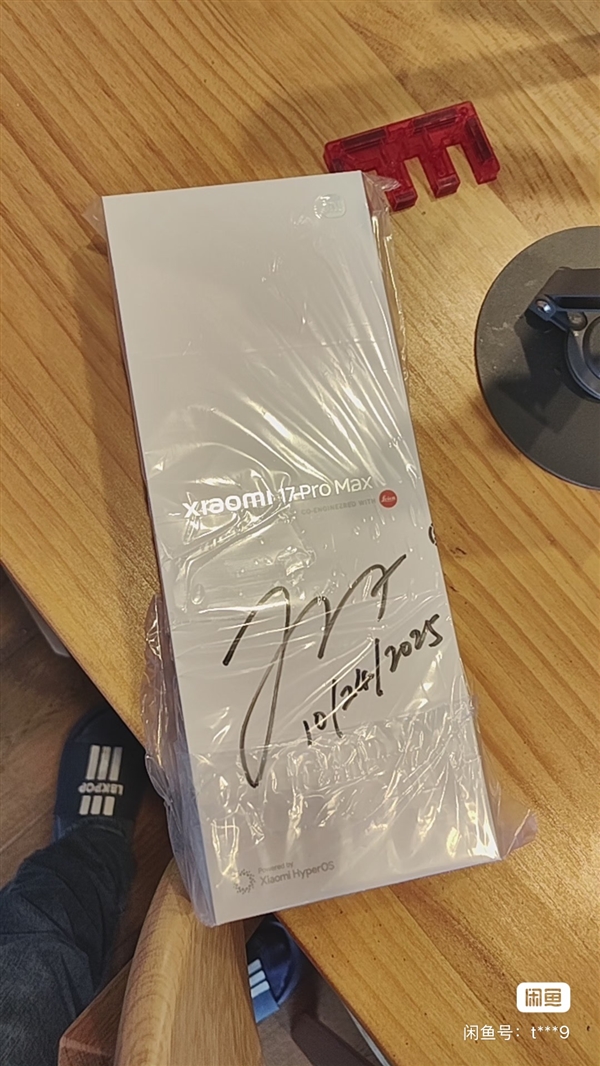 号称全网唯一！雷军签名版小米17 Pro Max现身闲鱼 售价高达2.3万元