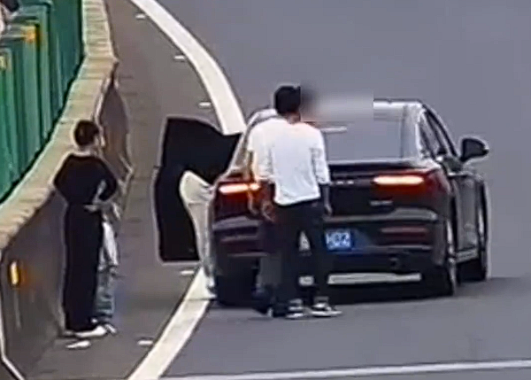 高速上发生事故 一群人在车边打转：险些被撞个正着