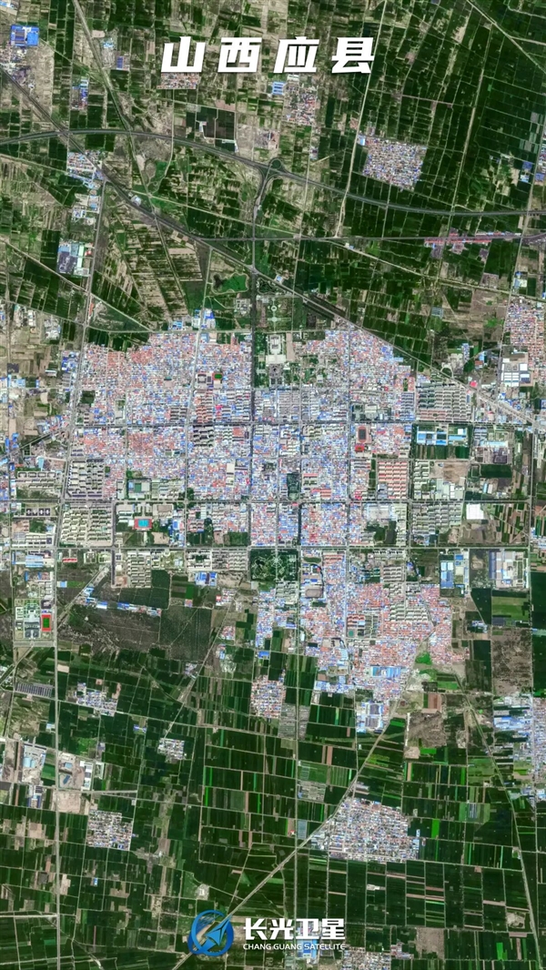 卫星俯瞰山西应县：千年木塔与现代小城的交响曲