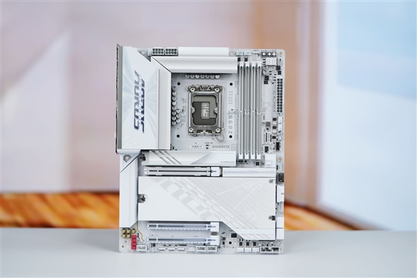 雪景房主机必看！技嘉电竞冰雕Z890 AORUS PRO ICE主板图赏