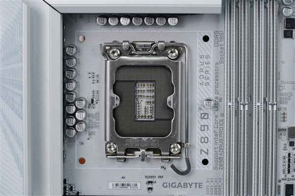 雪景房主机必看！技嘉电竞冰雕Z890 AORUS PRO ICE主板图赏