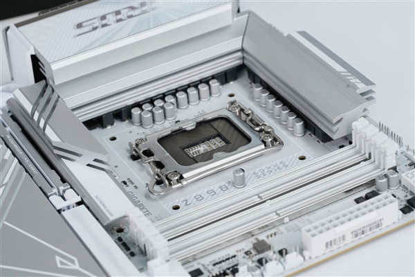 雪景房主机必看！技嘉电竞冰雕Z890 AORUS PRO ICE主板图赏