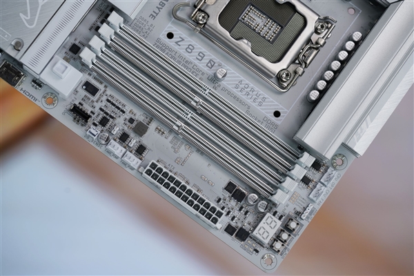 雪景房主机必看！技嘉电竞冰雕Z890 AORUS PRO ICE主板图赏