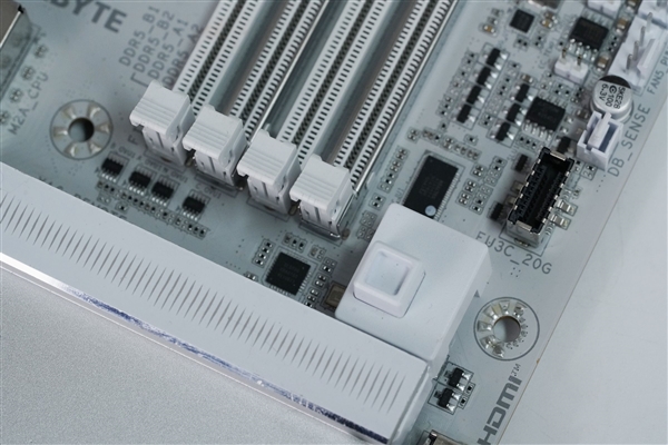 雪景房主机必看！技嘉电竞冰雕Z890 AORUS PRO ICE主板图赏