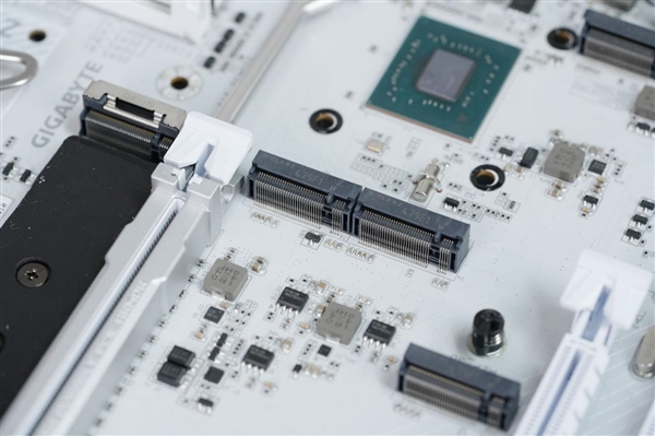 雪景房主机必看！技嘉电竞冰雕Z890 AORUS PRO ICE主板图赏