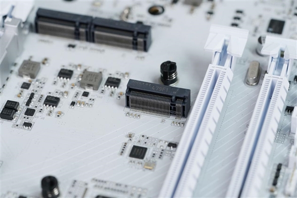 雪景房主机必看！技嘉电竞冰雕Z890 AORUS PRO ICE主板图赏