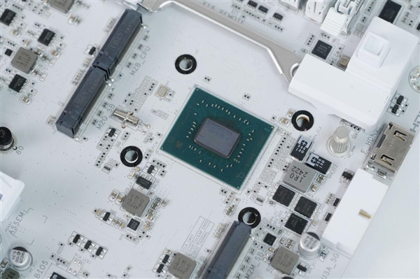 雪景房主机必看！技嘉电竞冰雕Z890 AORUS PRO ICE主板图赏