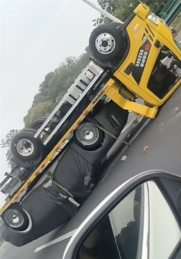 尊界S800拖车遭遇翻车事故 尊界、拖车俩车八轮朝天