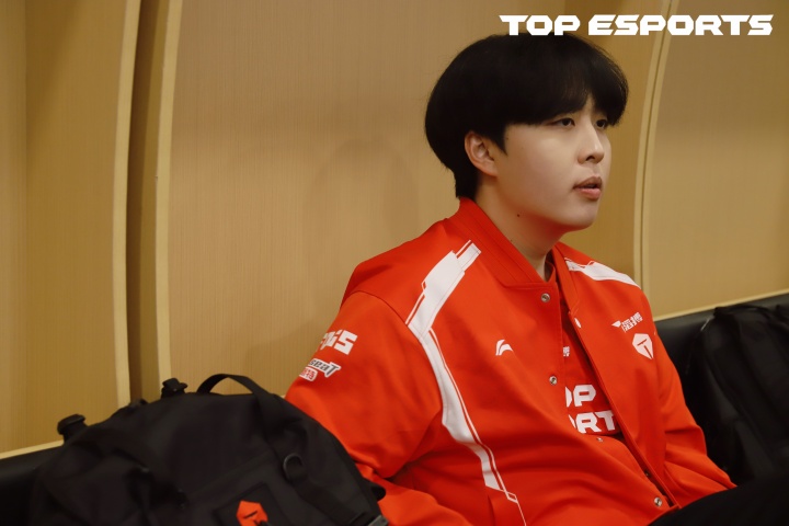 打T1就喜欢开送？Kanavi并非首次失智 23年亲手埋葬JDG引起解说疑惑：真的有点怪啊！