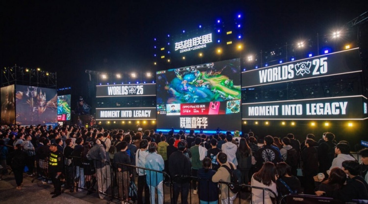 黄浦江畔的电竞狂欢！S15上海北外滩观赛派对燃爆半决赛