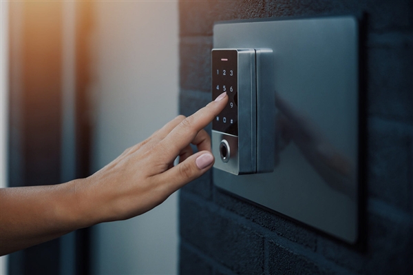 26元深夜上门开锁被收1300元 商家回应