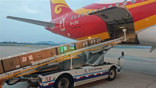 12小时空运直达 京东把香港大闸蟹价格打下来了：平均降20%