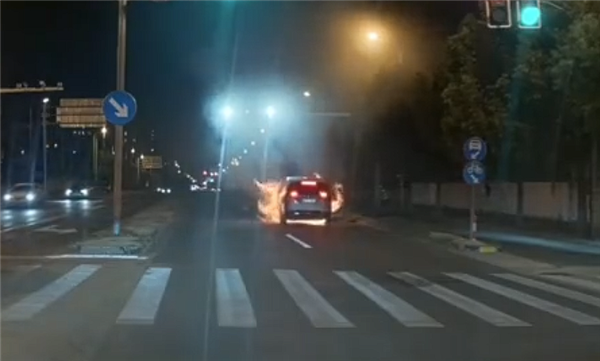 理想MEGA没有碰撞突然自燃！是宁德时代电池的问题吗？如何保证电池不起火