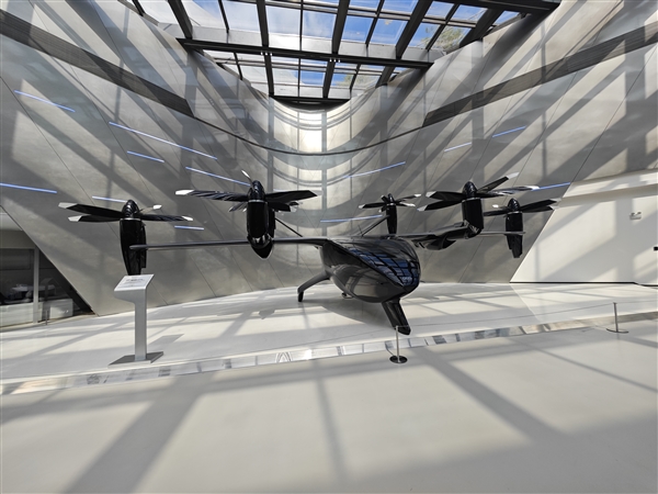 汇天A868飞行汽车亮相!何小鹏:量产交付前 管理者飞行里程必须超过5000公里