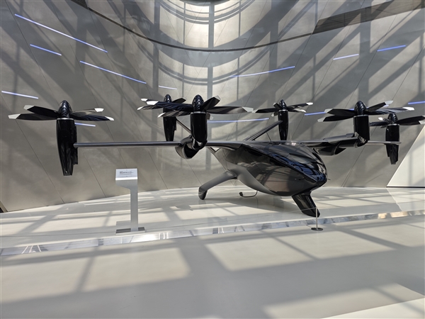 极速360km/h 小鹏发布全新全倾转固定翼飞行汽车A868