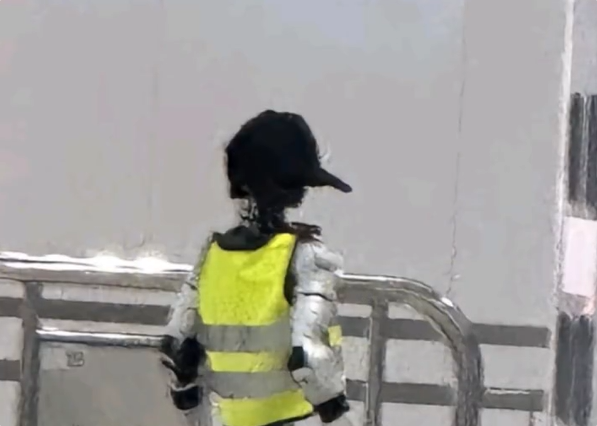 是否裁人引热议!深圳地铁启用机器人担任安检员