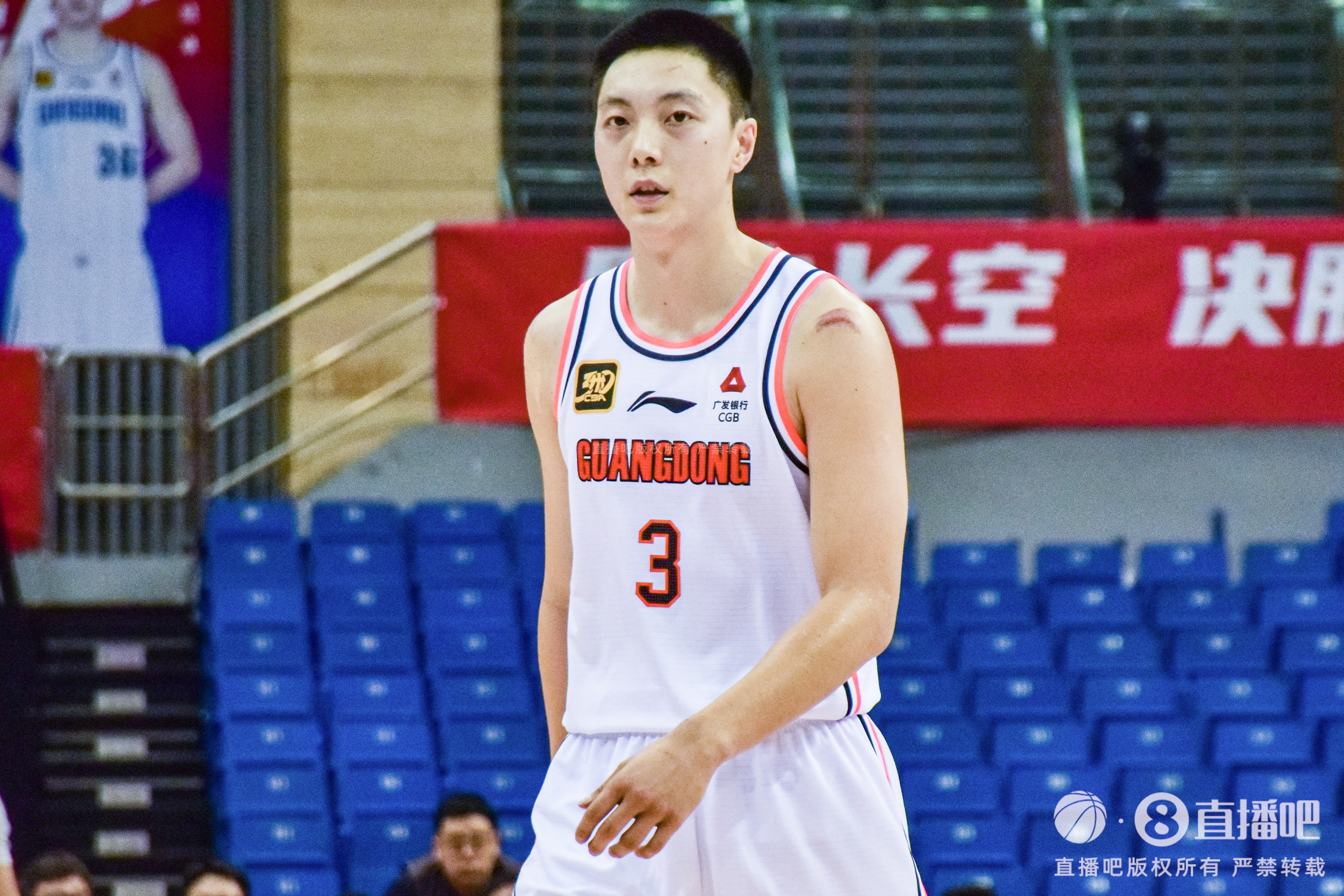 胡中锋！全运会首战胡明轩贡献7分5板3助4断 官网给的位置是中锋