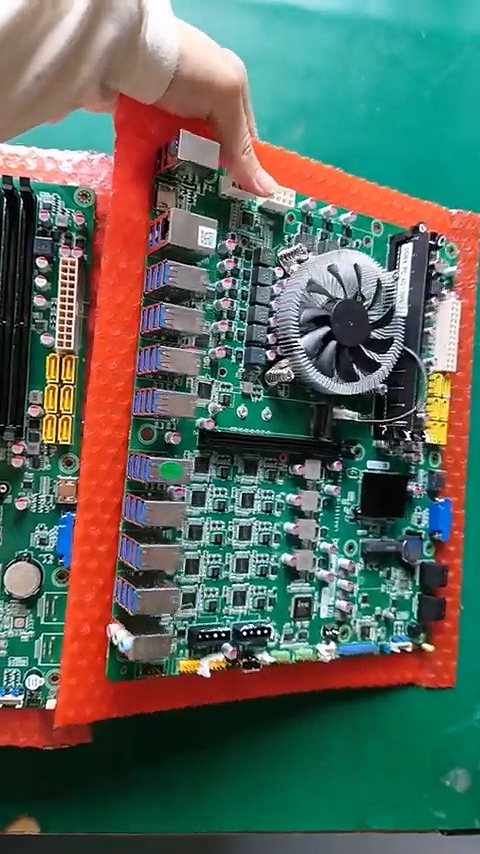 神奇主板竟然有36个USB接口！可惜是Intel老平台 还都是USB-A