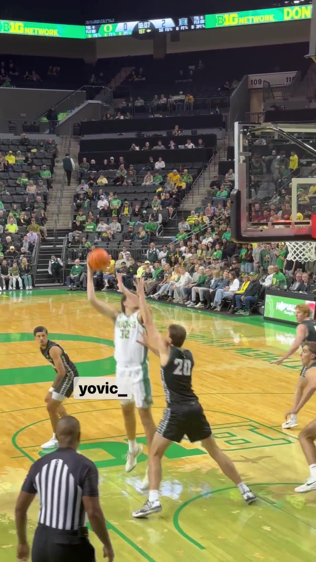 NCAA生涯首次助攻！林葳妙传队友吃饼 球迷高喊“Let’s go Wei”