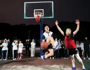 控运技巧天花板！女球手打单挑秀NBA球员招牌技 360上篮惊呆众人