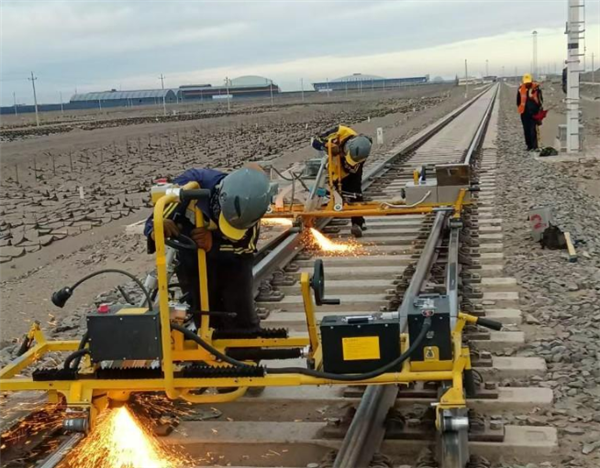 我国铁路道岔尖轨更换装置问世：作业效率提速三倍