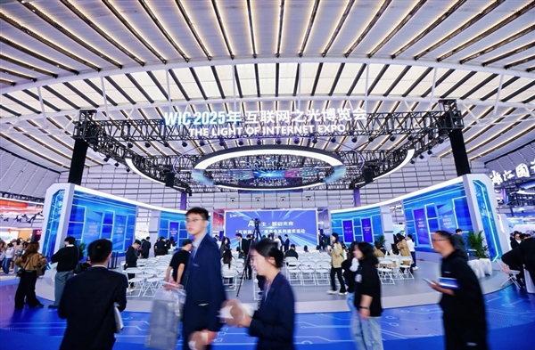 蚂蚁集团乌镇峰会展示AI创新成果 数字蚂力“AI云客服”获新耀场景奖