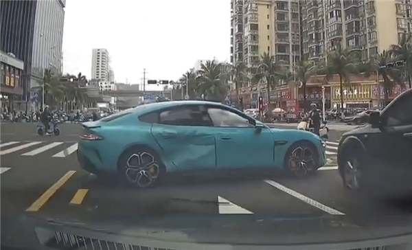 一辆小米SU7转弯时避让行人 因车速过快甩尾撞车