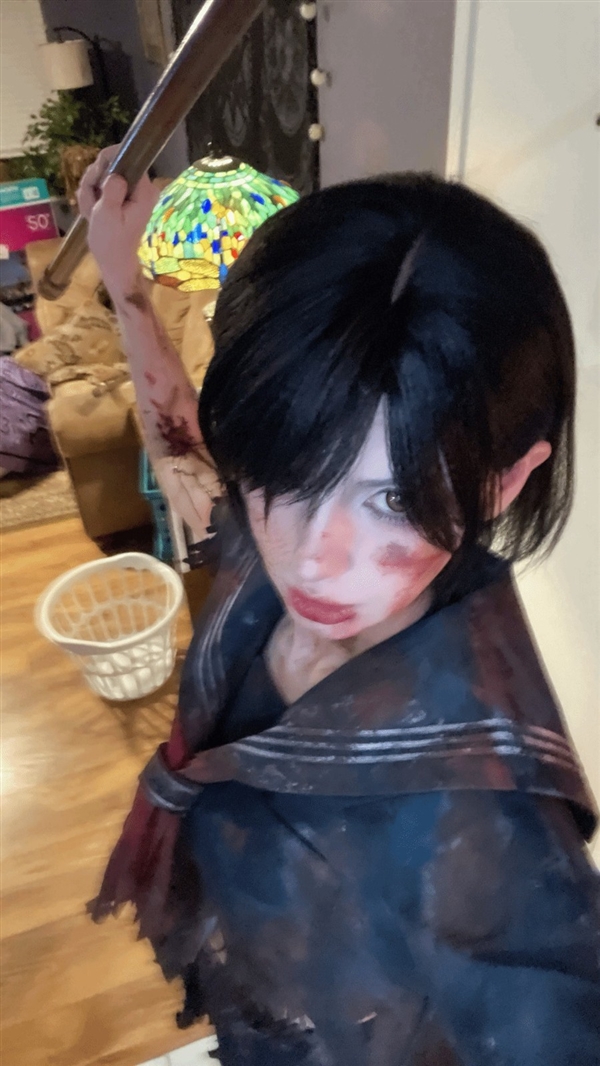 国外美女们Cos《寂静岭f》女主 钢管战神的压迫感