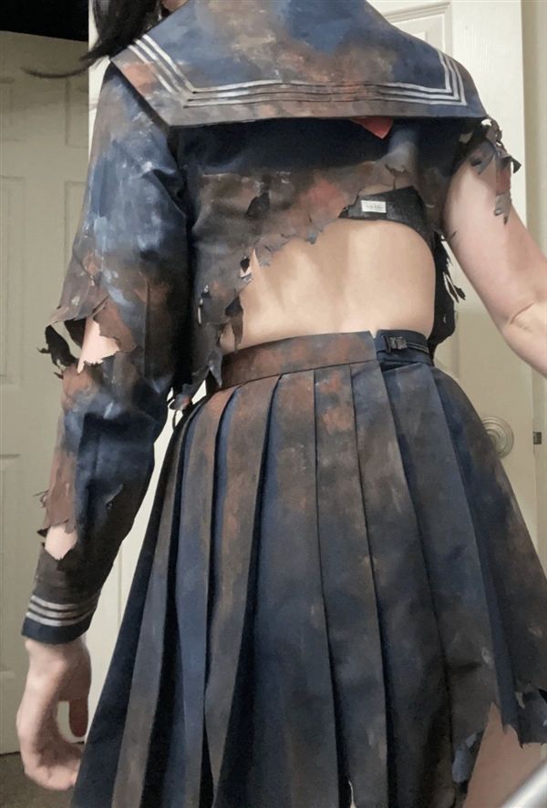 国外美女们Cos《寂静岭f》女主 钢管战神的压迫感