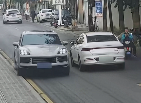 为避让越线车保时捷卡宴压马路牙子致爆胎 对方也需担责