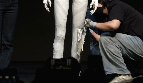打破质疑!小鹏直播剪开机器人IRON外衣:里面不是真人