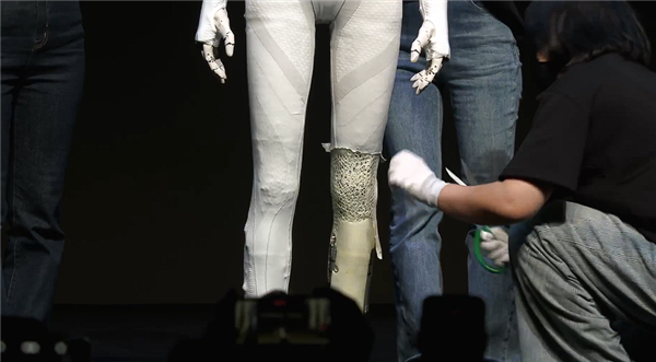 打破质疑!小鹏直播剪开机器人IRON外衣:里面不是真人