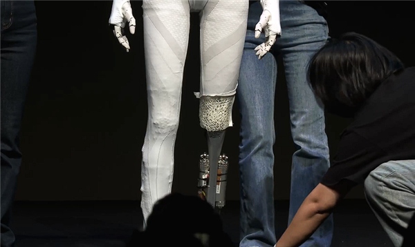 打破质疑!小鹏直播剪开机器人IRON外衣:里面不是真人