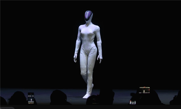 打破质疑!小鹏直播剪开机器人IRON外衣:里面不是真人