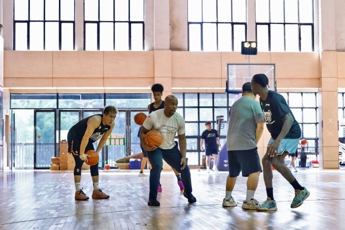 郭艾伦回归！广州龙狮训练场出现熟悉帅气身影