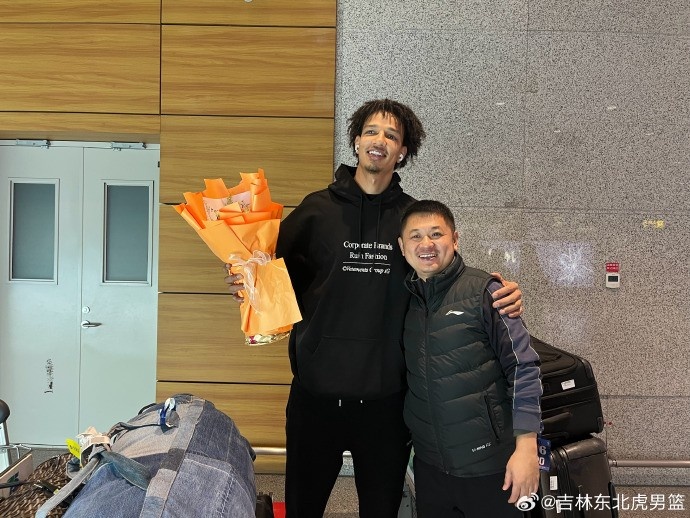 德万特·威尔逊抵达长春龙嘉机场