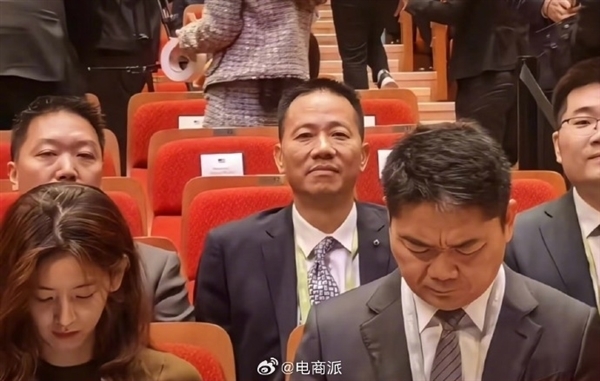 刘强东现身乌镇互联网大会:嘱咐记者把照片拍好看点儿!