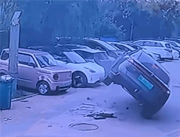 深蓝汽车压到地砖 连人带车被弹飞!网友:电池烂了都没起火