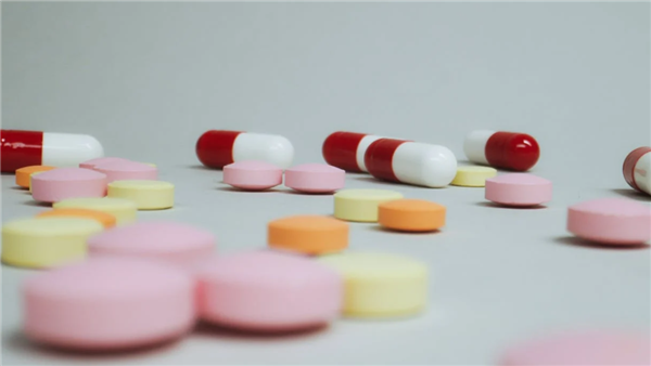 男子喉咙痛吃抗生素致真菌感染 医生：抗生素不是万能药