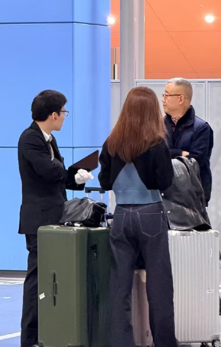网友在日本机场偶遇章泽天 其卷发已经拉直 人群中超亮眼