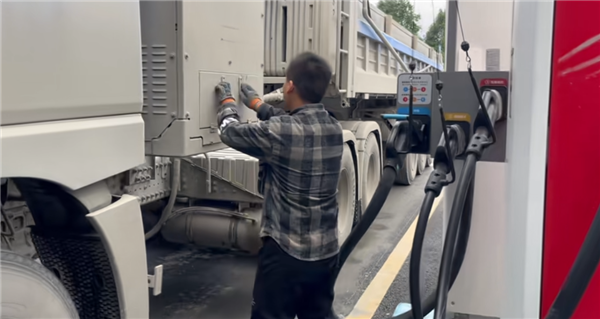 华为兆瓦闪充实测:三把枪同时插 功率接近2000kW!