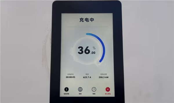 华为兆瓦闪充实测:三把枪同时插 功率接近2000kW!