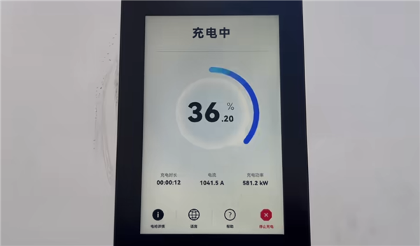 华为兆瓦闪充实测:三把枪同时插 功率接近2000kW!