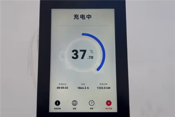 华为兆瓦闪充实测:三把枪同时插 功率接近2000kW!