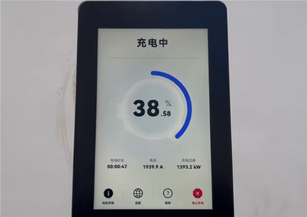 华为兆瓦闪充实测:三把枪同时插 功率接近2000kW!