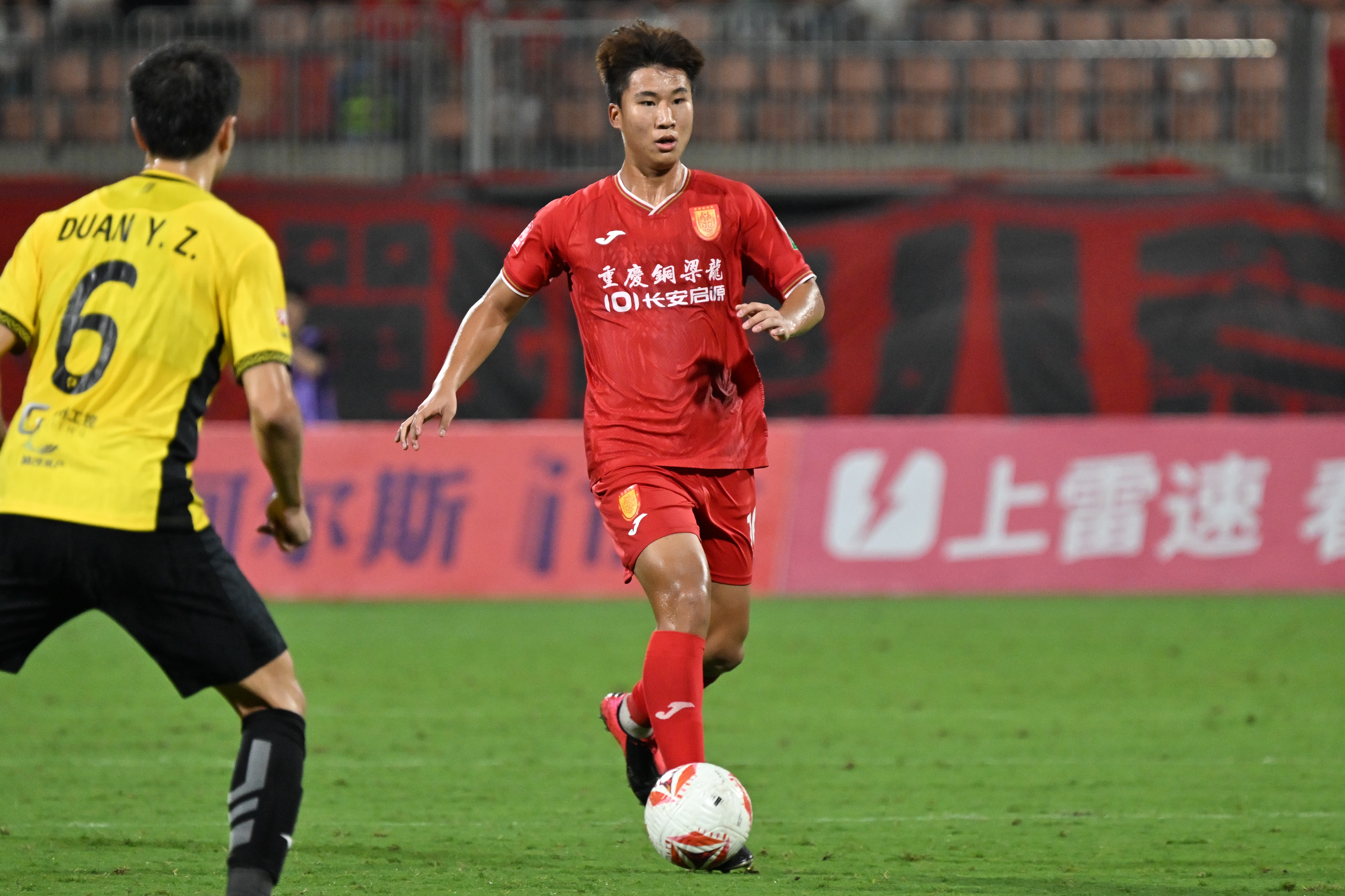 足球报谈中甲冲超：铜梁龙比广州豹形势更好，南通具备搅局者潜质